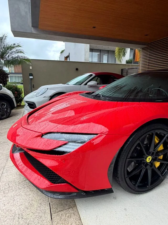 Ferrari e Porsche na mesma garagem