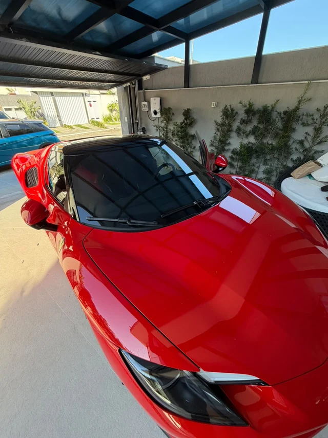 Ferrari elétrica na garagem com o ponto de recarga instalado na parede