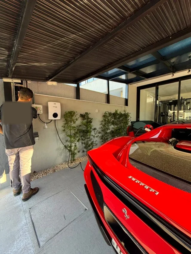Equipe Elektroauto instalando recarga em Ferrari