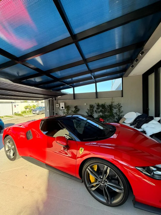 Wallbox instalado ao lado da Ferrari
