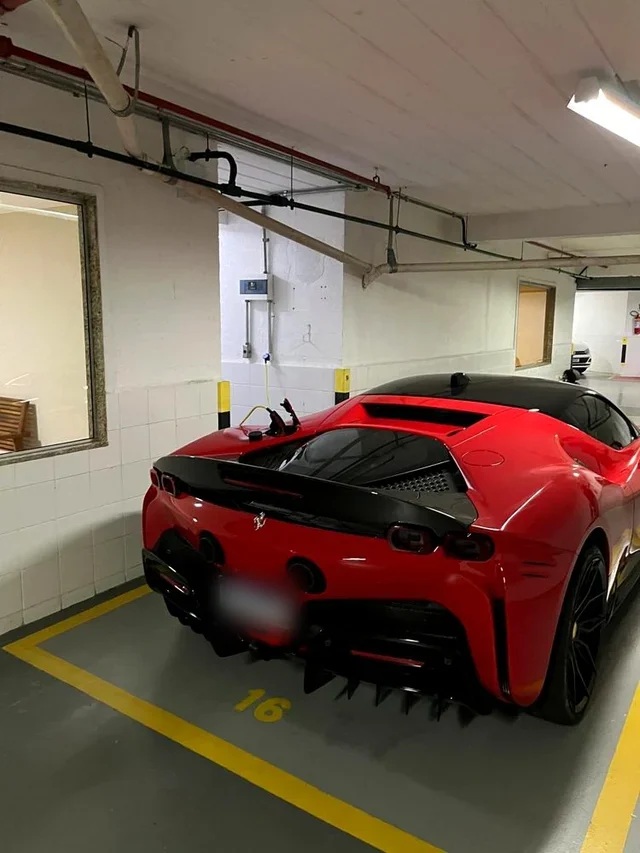 Ferrari SF90 com recarga instalada